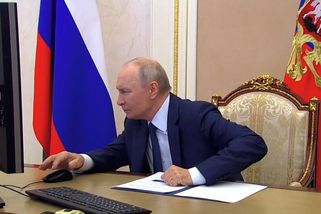 Mžourání do počítače, pak úsměv a dvojí poděkování. Putin hlasoval elektronicky - Novinky